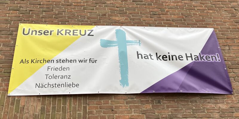 Dieses Banner hängt an unseren Kirchen  in 
Esterfeld - St. Maria zum Frieden und 
Fullen - St. Vinzentius